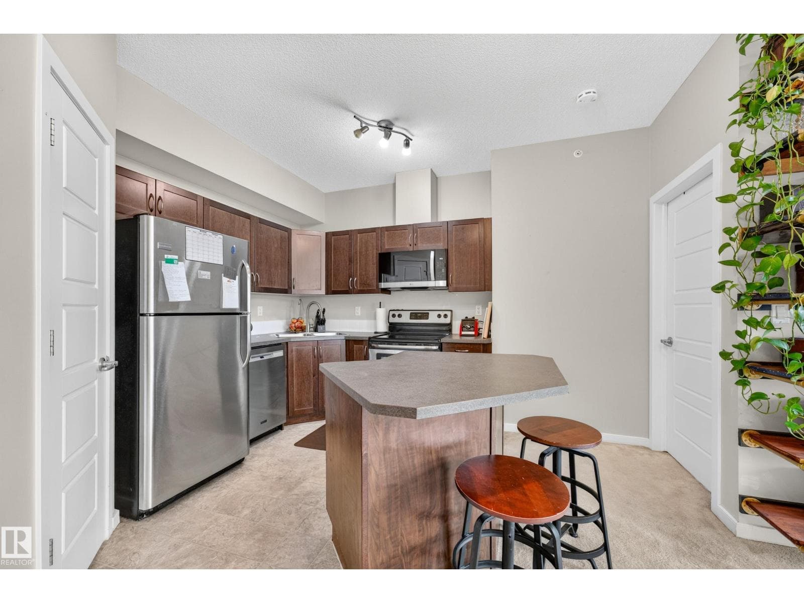 #417 13835 155 AV NW — photo 5