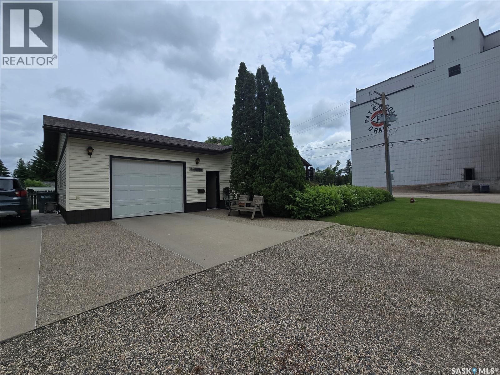 700 Saskatchewan AVENUE — photo 4