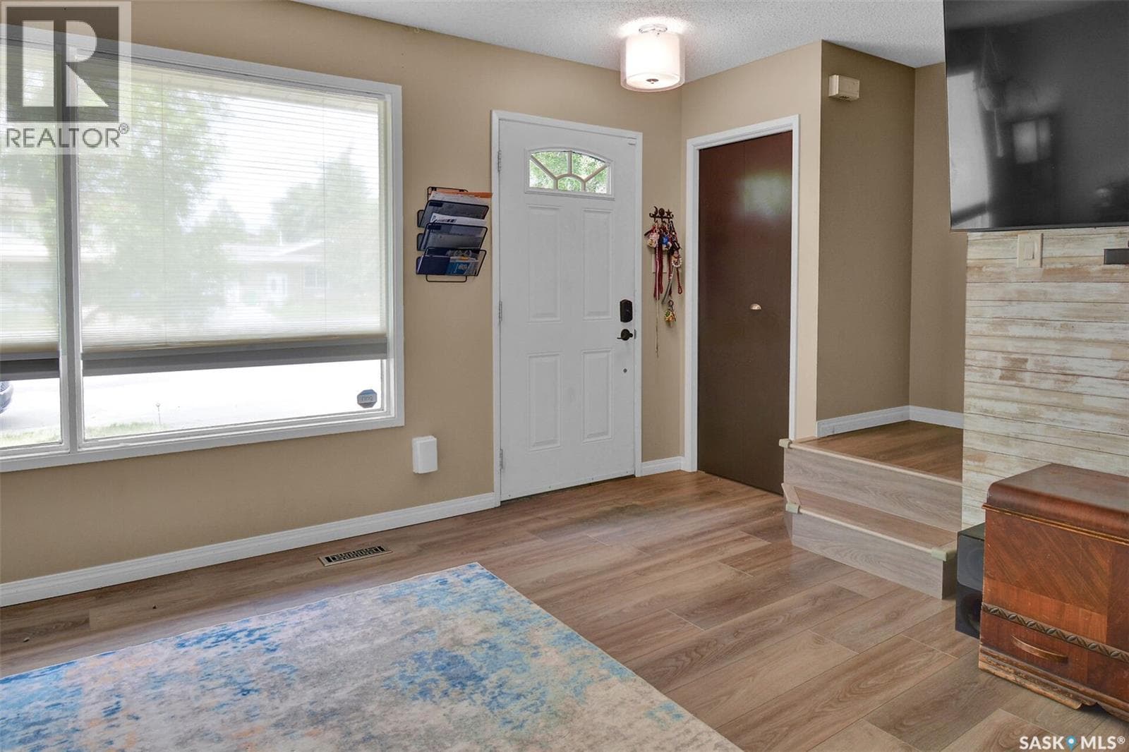 409 Lenore DRIVE — photo 4