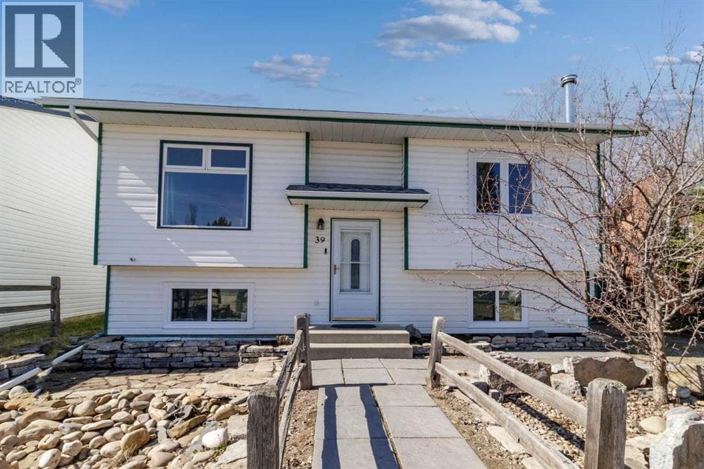 39 Cedar Crescent — photo 2