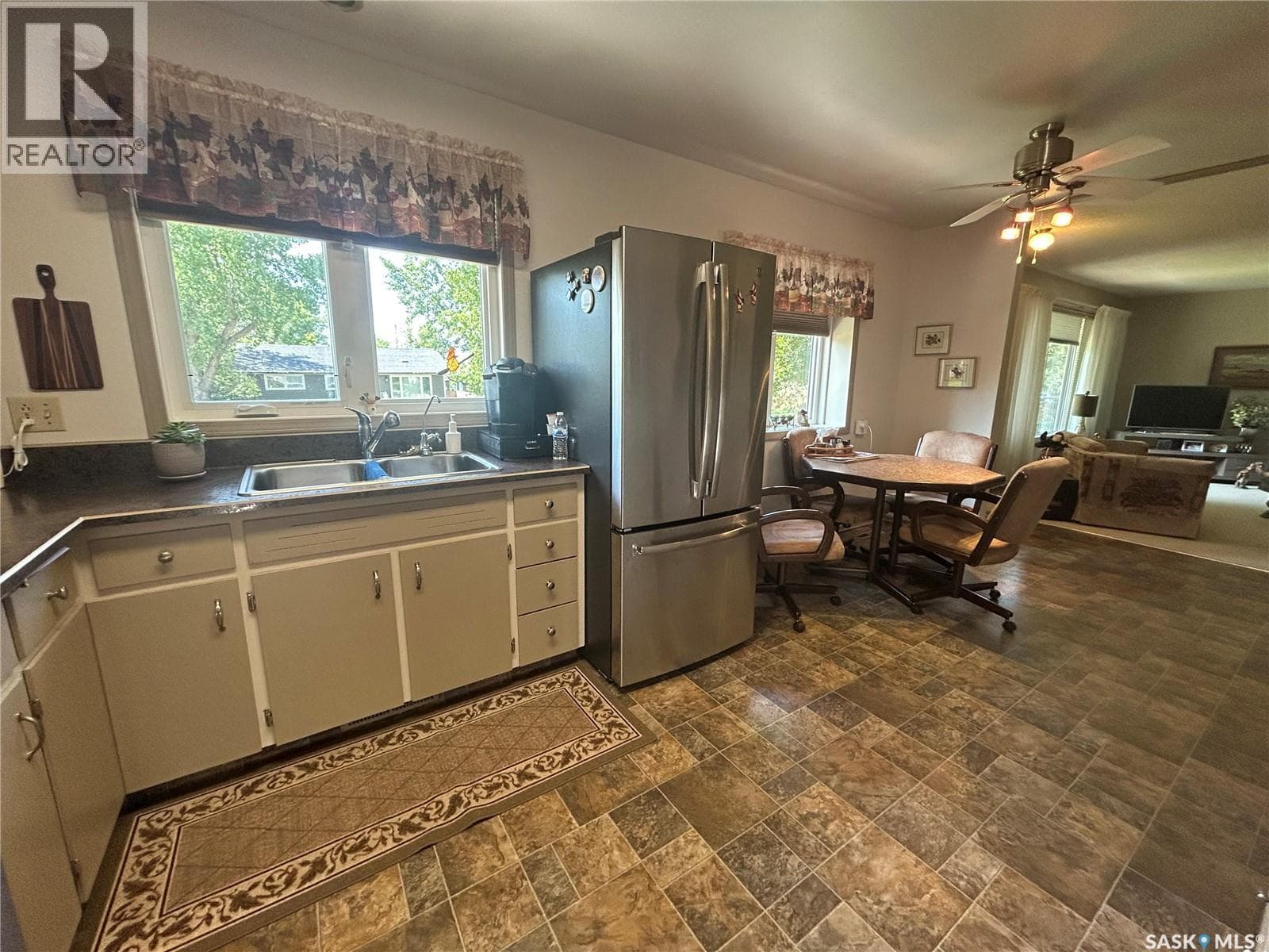 132 Churchill AVENUE — photo 2