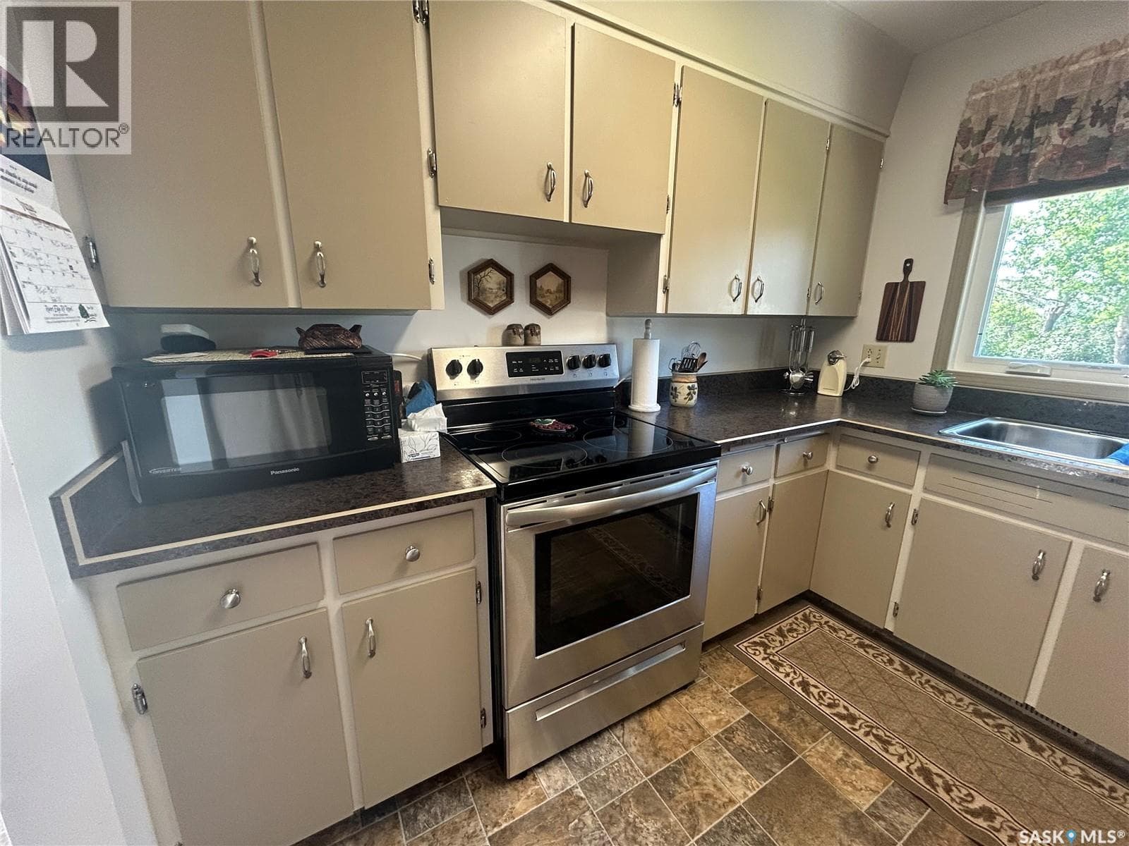 132 Churchill AVENUE — photo 3