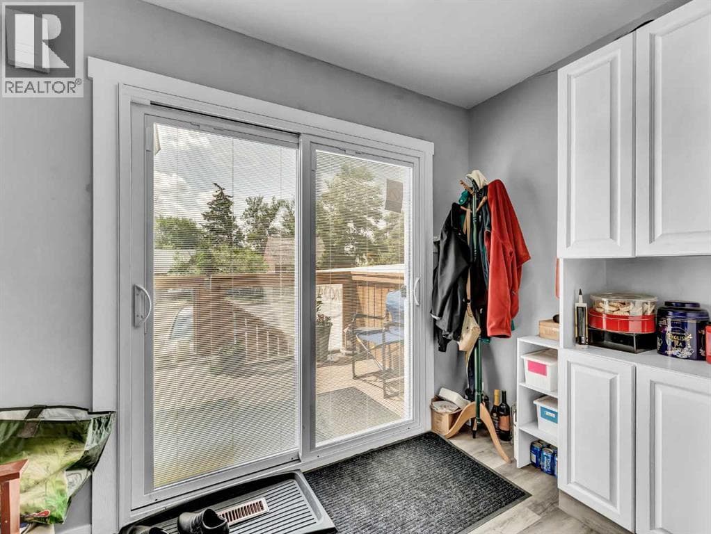 215 4 Street SE — photo 4
