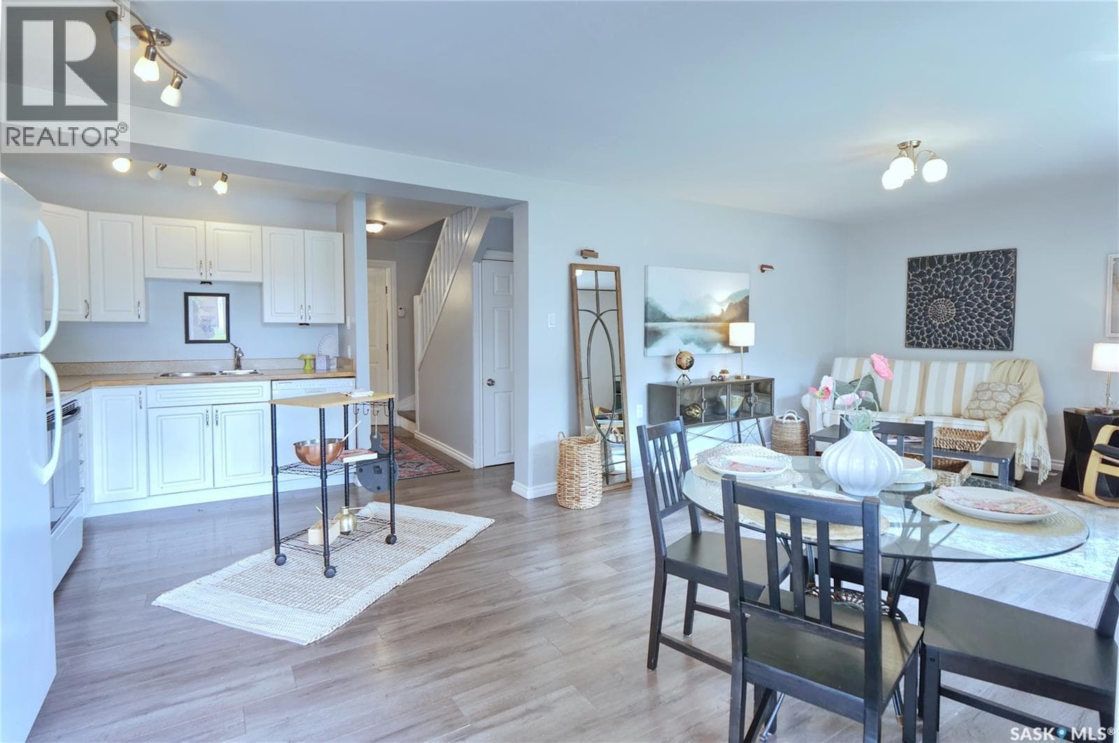 568 Athabasca STREET E — photo 2