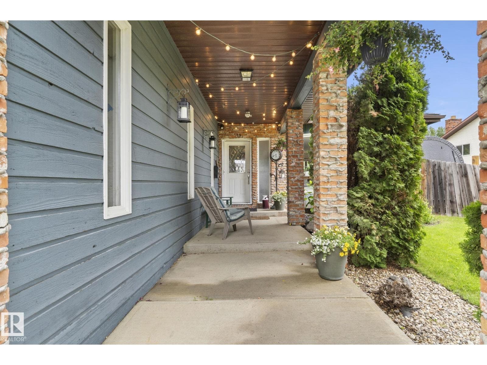 2 LAURISTON PL — photo 4