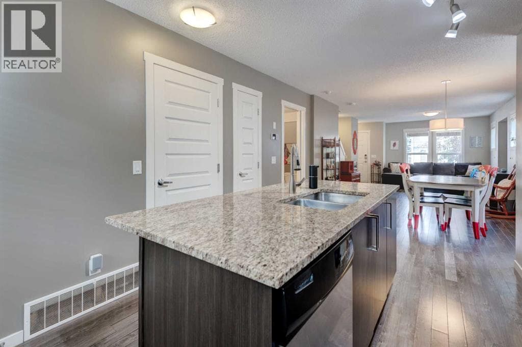 532 Mckenzie Towne Close SE — photo 5