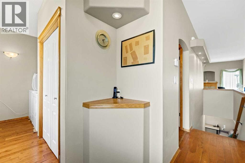 305 5 Avenue SW — photo 3