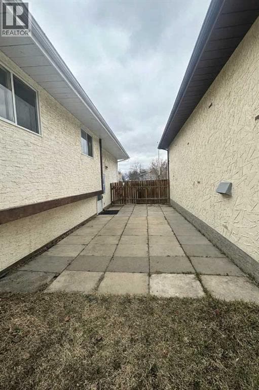 3905 52 Avenue — photo 3