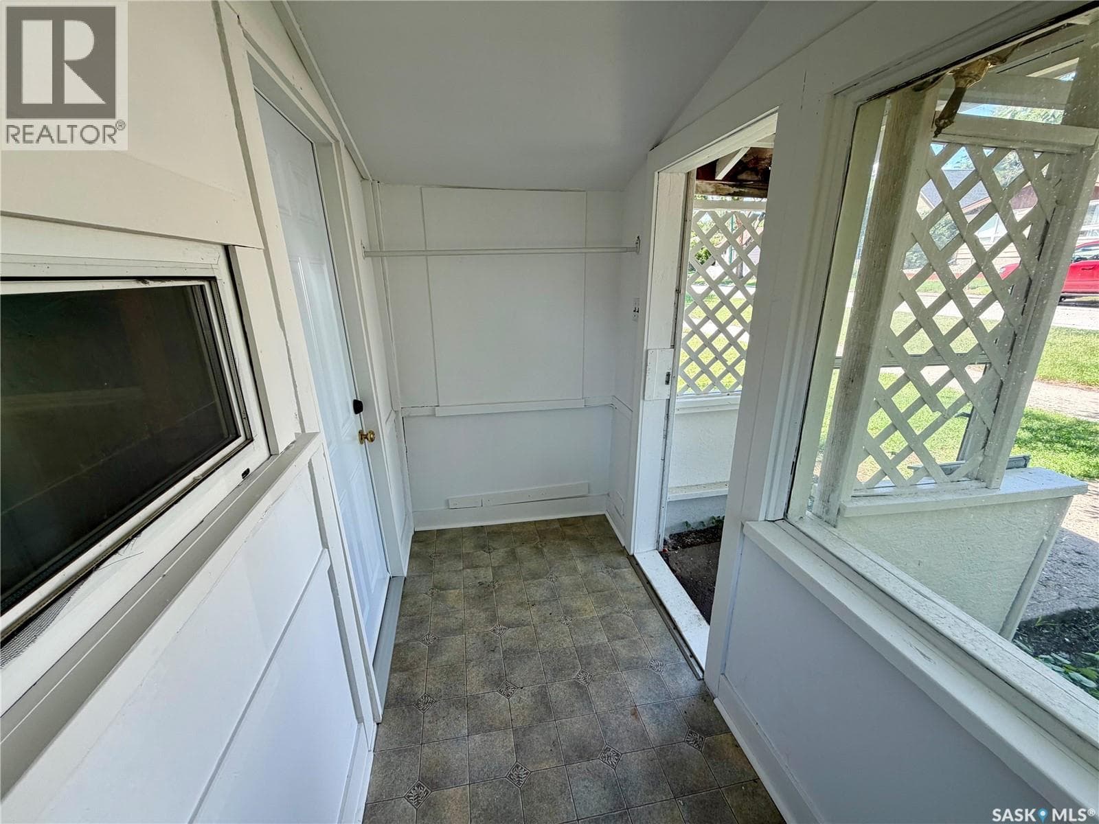 913 Stadacona STREET W — photo 2