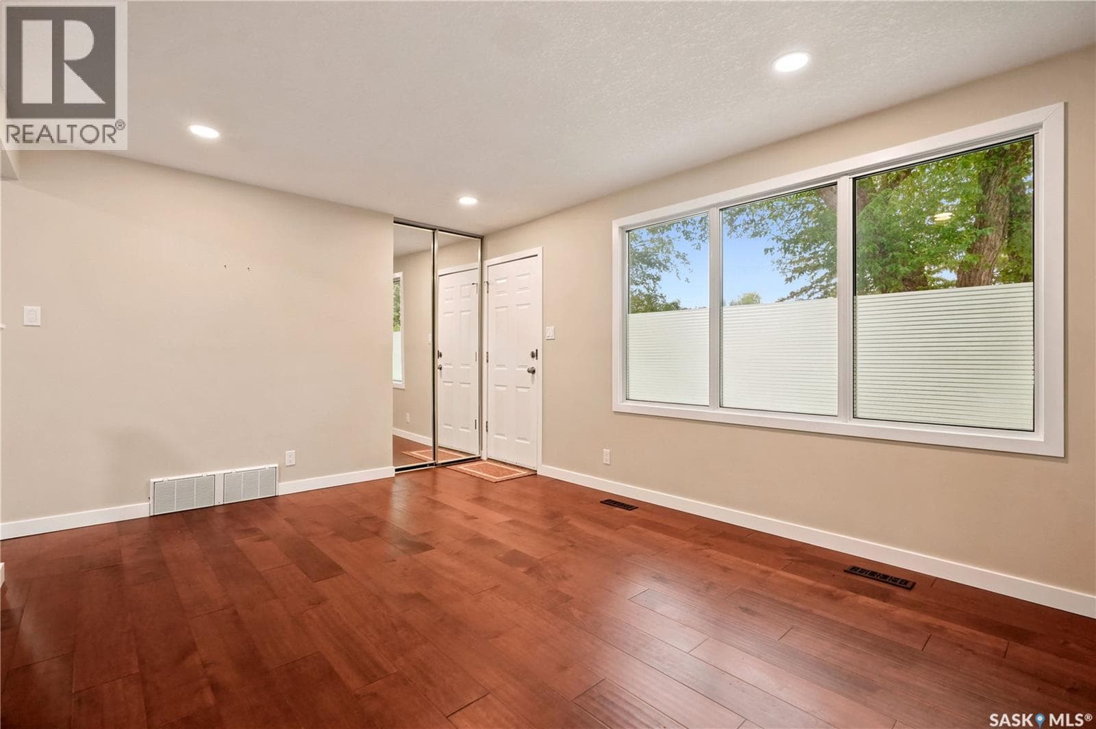 110 McCannel STREET — photo 2
