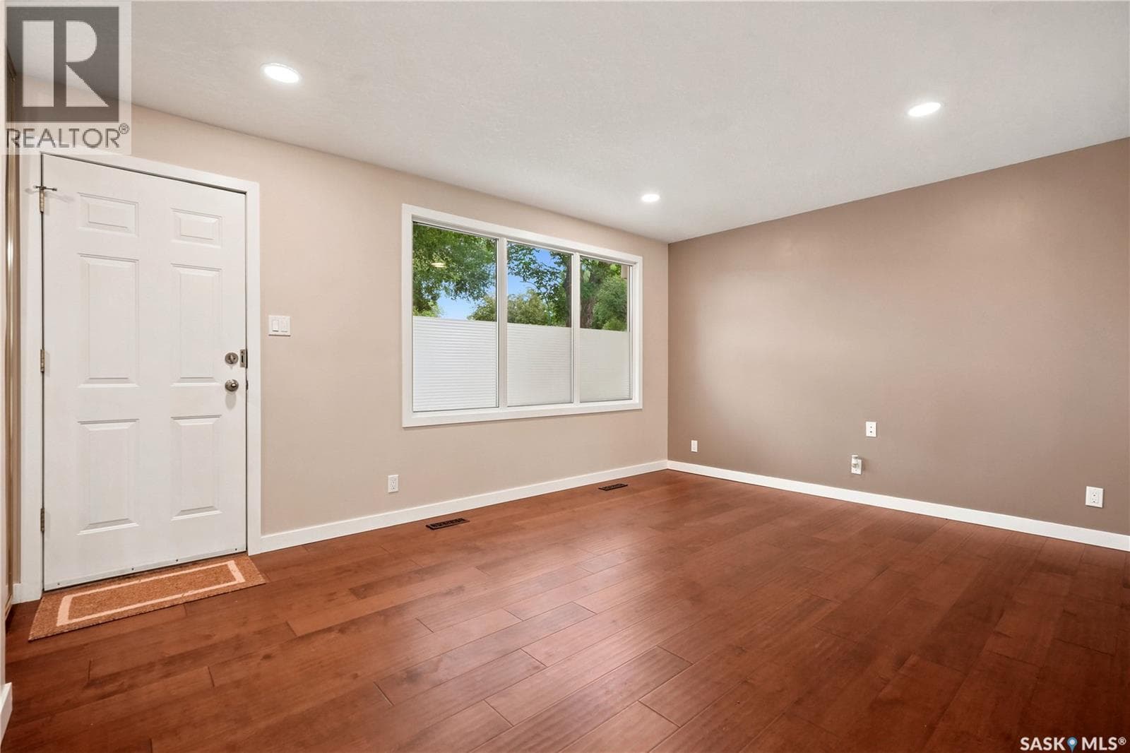 110 McCannel STREET — photo 3