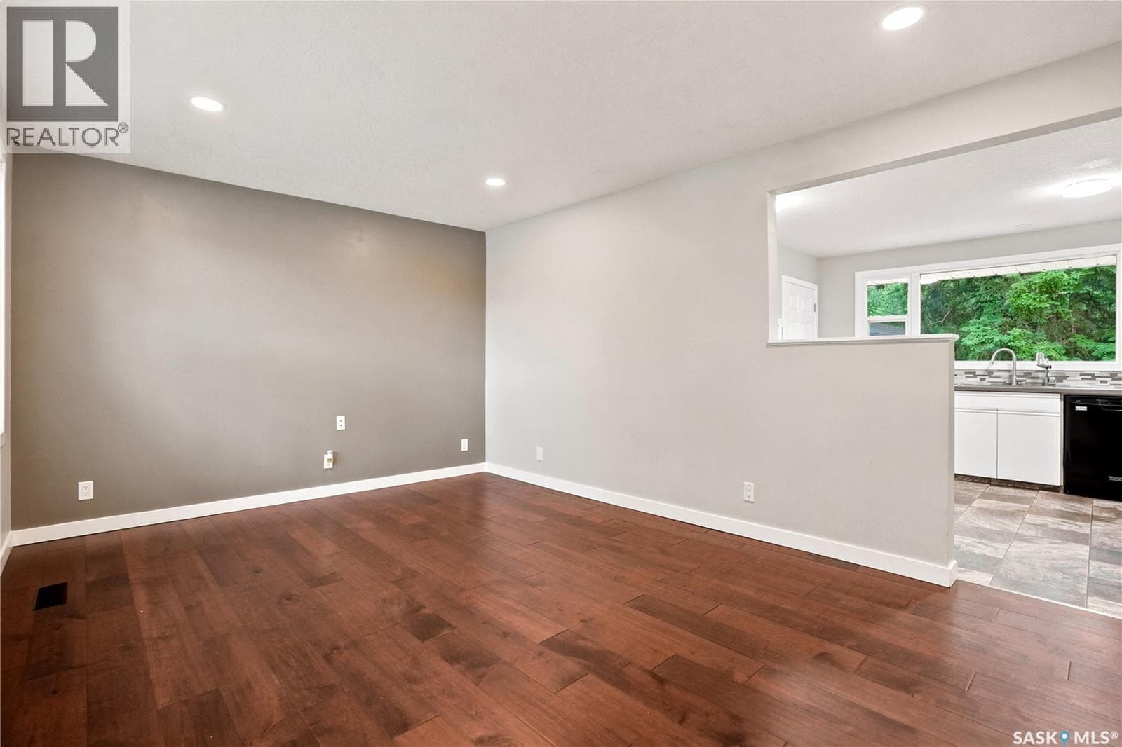 110 McCannel STREET — photo 4