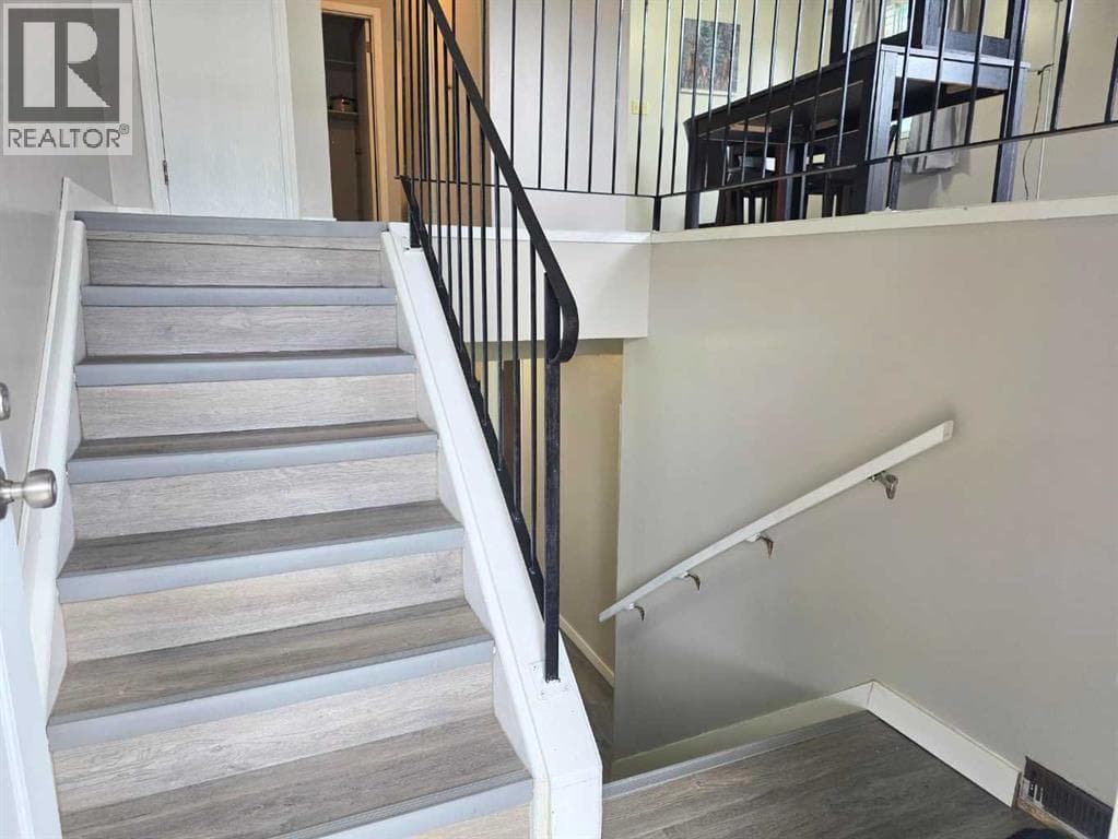 709 Hammond Drive S — photo 2