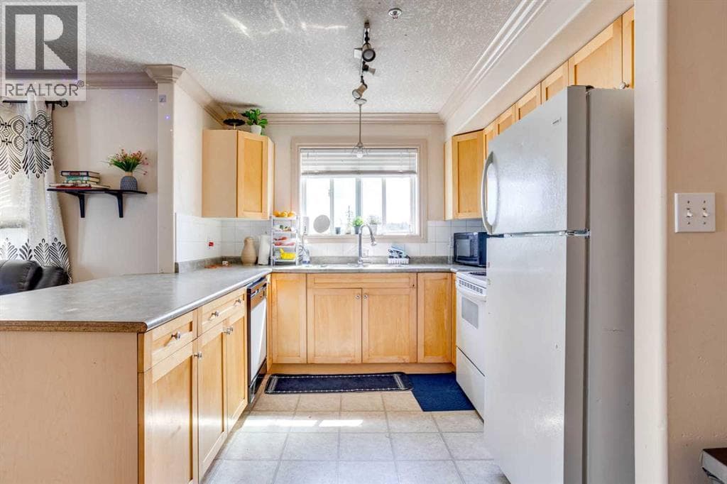 2204, 38 Riedel Street — photo 3