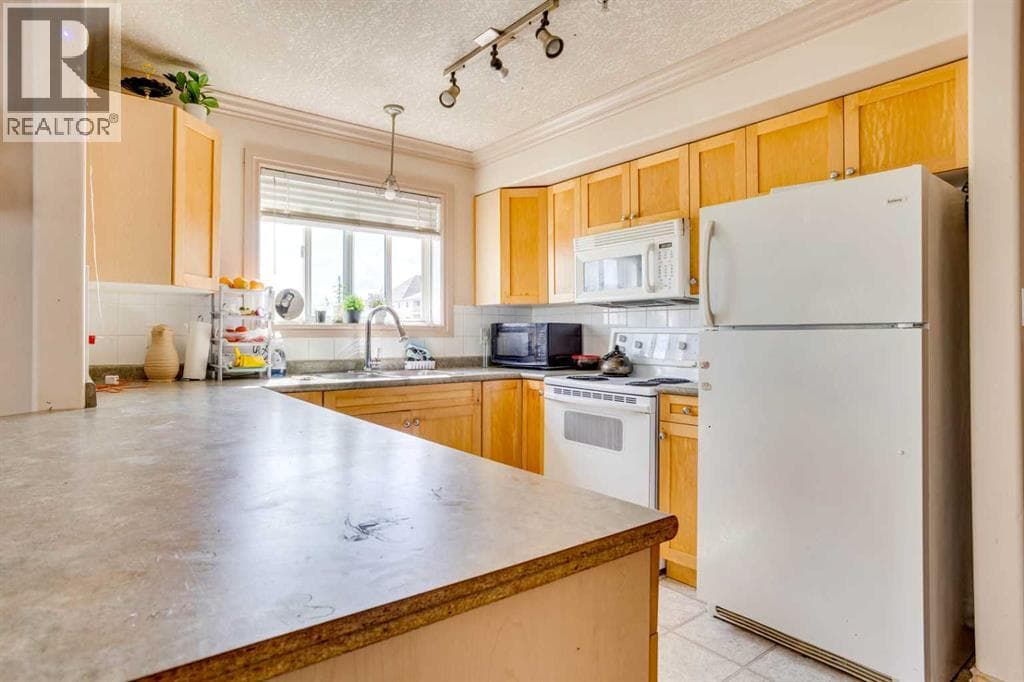 2204, 38 Riedel Street — photo 4