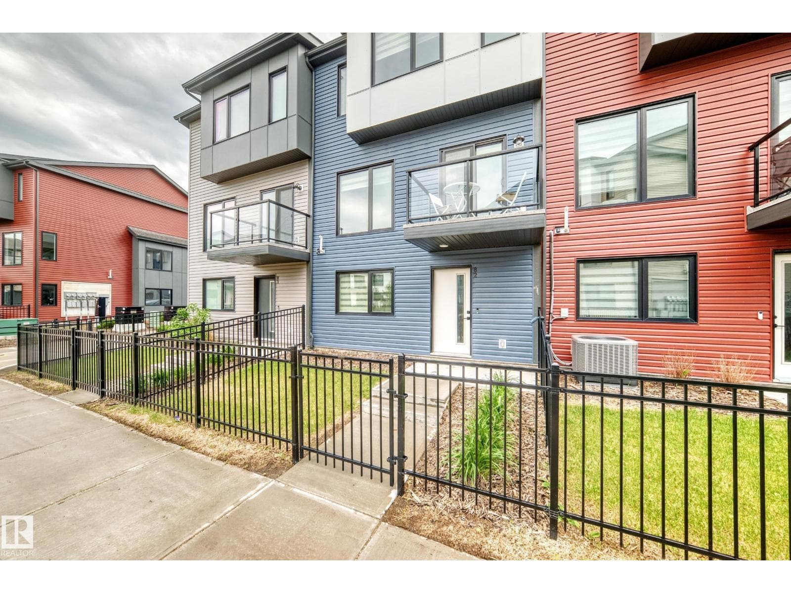 #82 11910 35 AV SW — photo 4