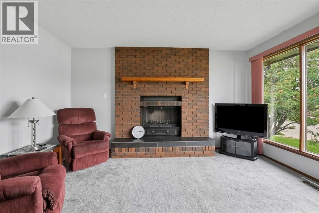 5227 55 Avenue — photo 3