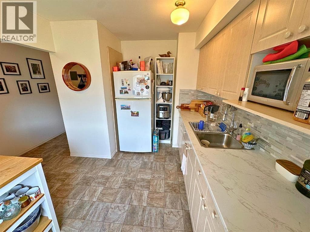 #302, 4719 33 Street — photo 3