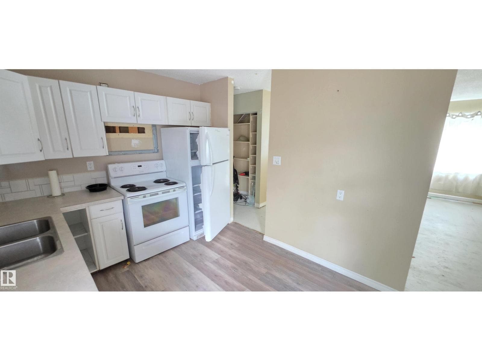 4522 56 AV — photo 2