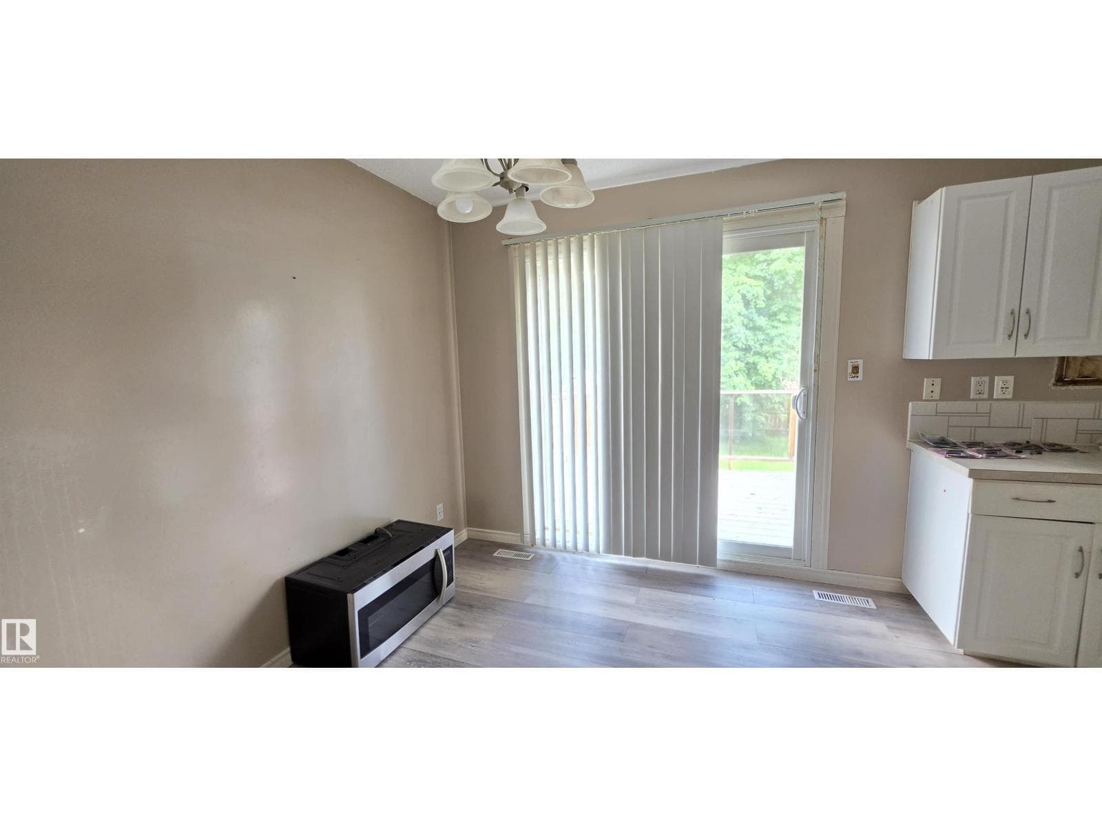 4522 56 AV — photo 3