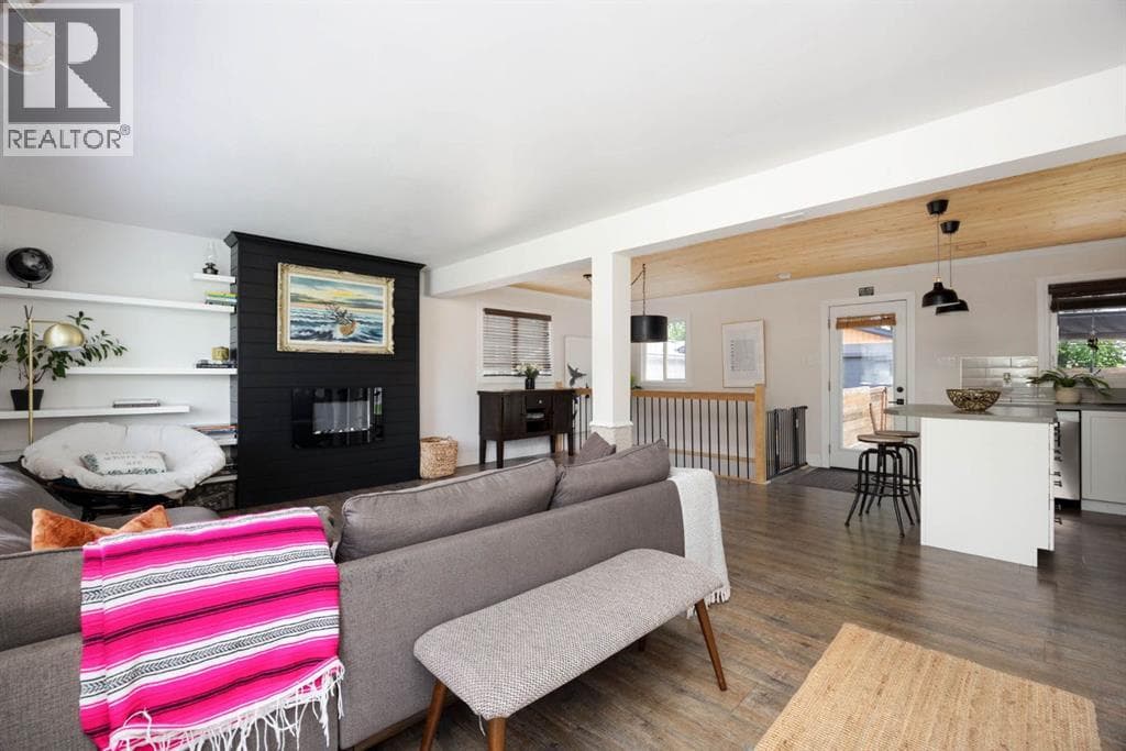28 Alberta Drive — photo 2