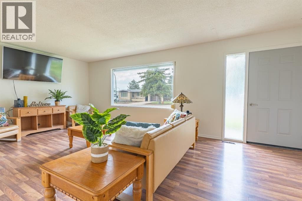 1163 Bassett Crescent NW — photo 3