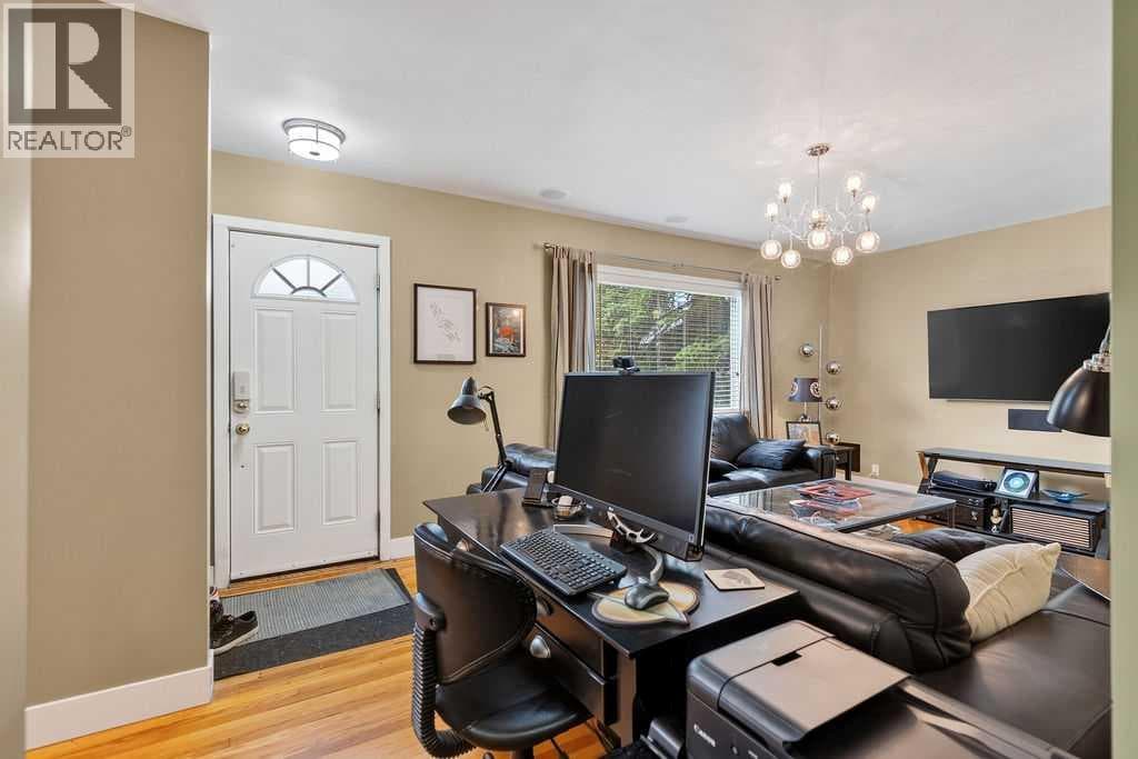 445 29 Avenue NW — photo 3