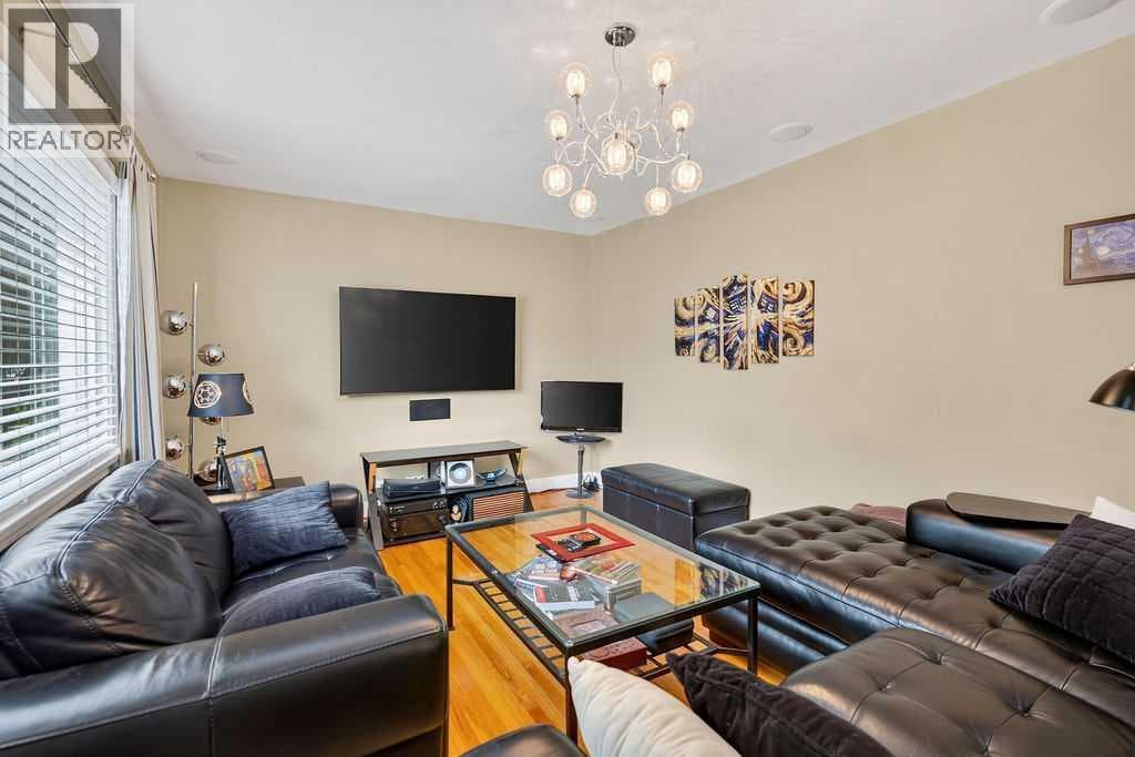 445 29 Avenue NW — photo 4