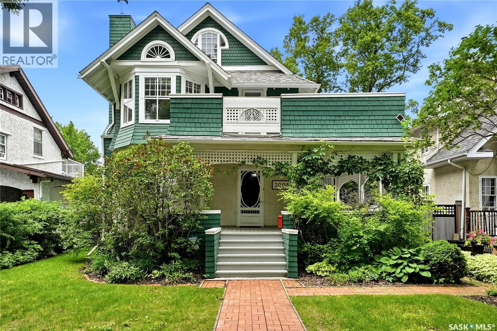 3008 Victoria AVENUE