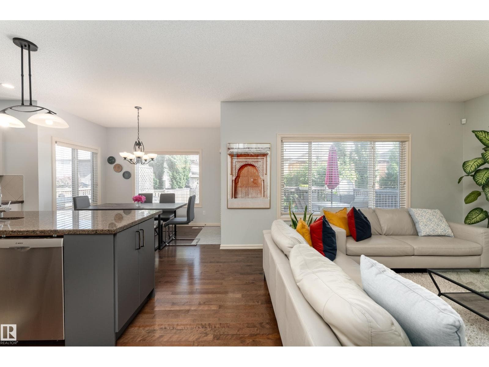 6736 19 AV SW — photo 3