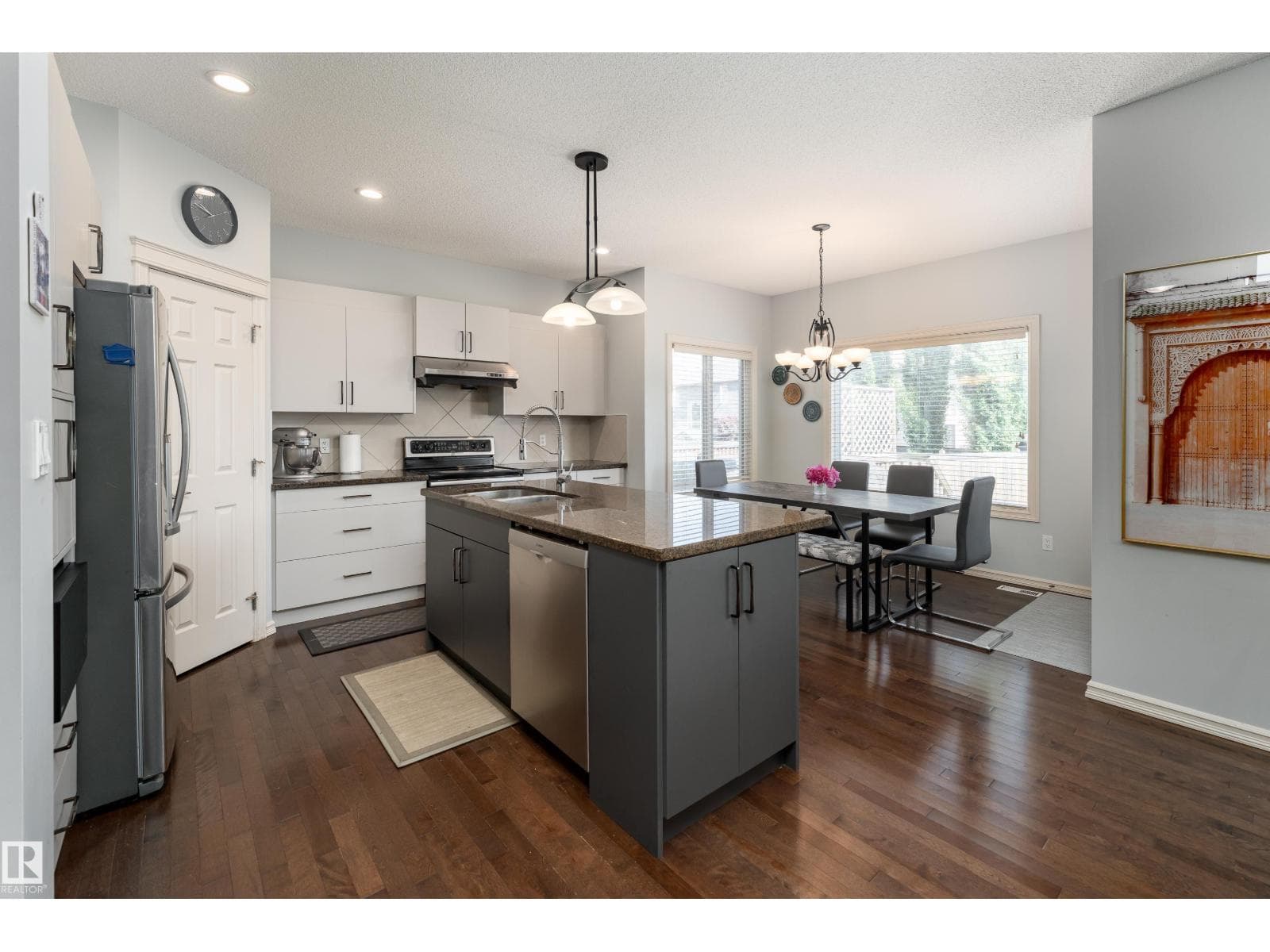 6736 19 AV SW — photo 4