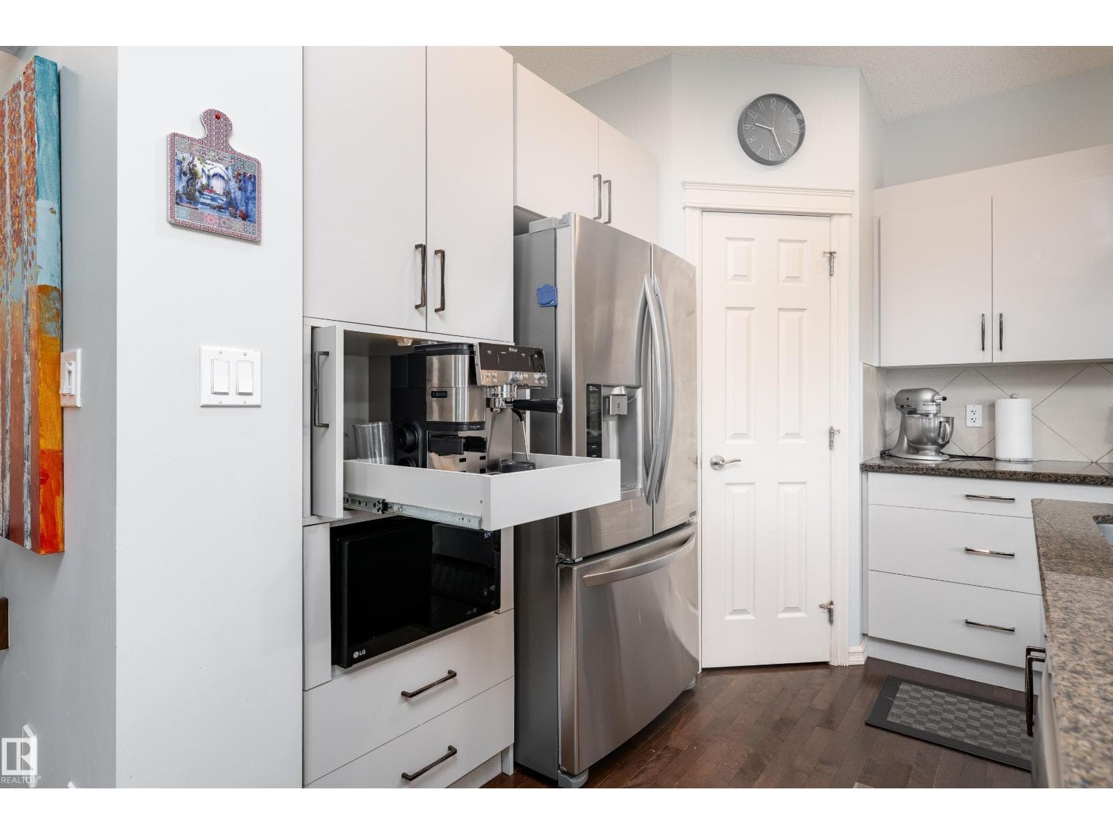 6736 19 AV SW — photo 5