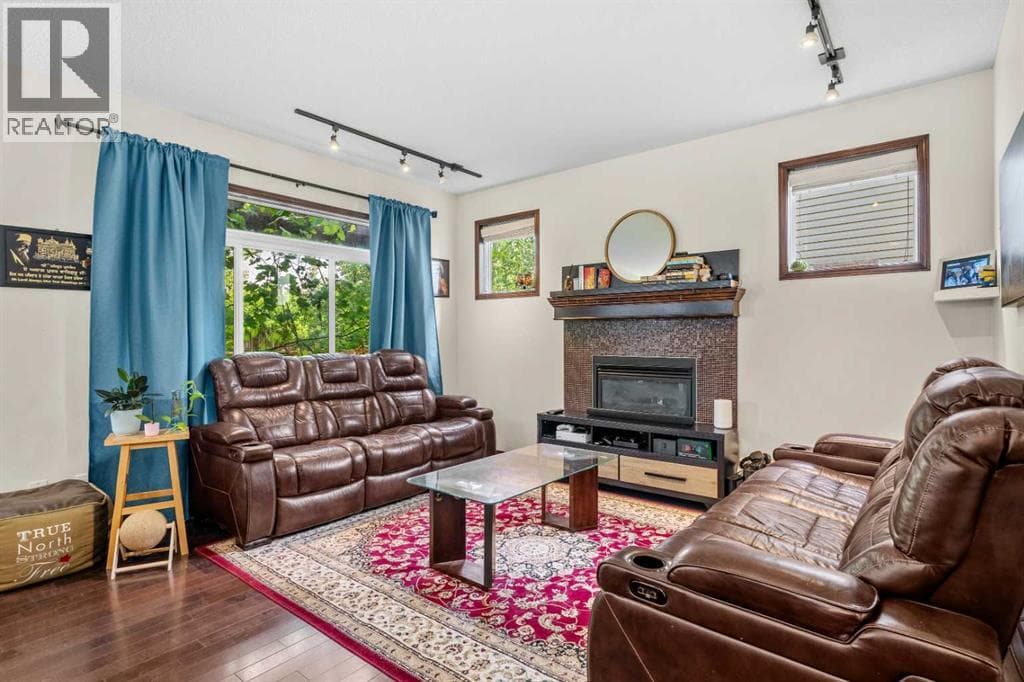 562 Cranston Drive SE — photo 3