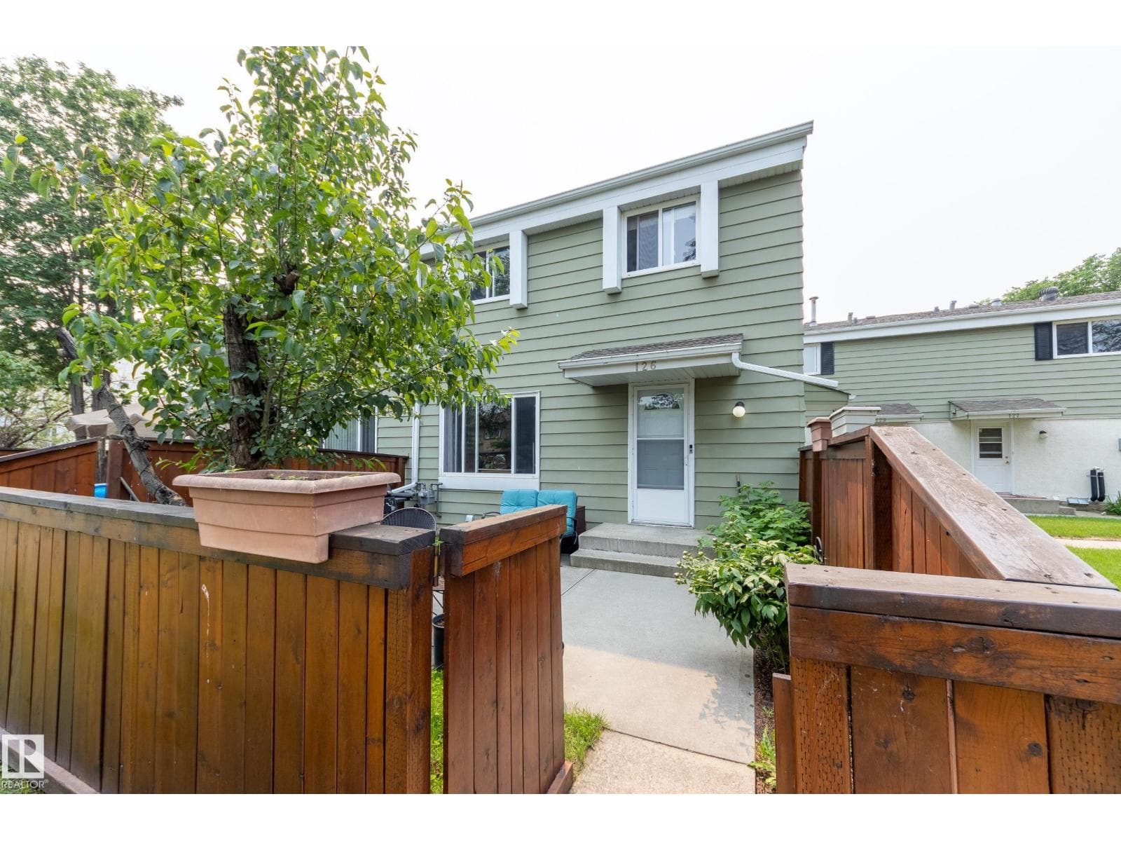 126 PRIMROSE GARDENS GD NW — photo 2