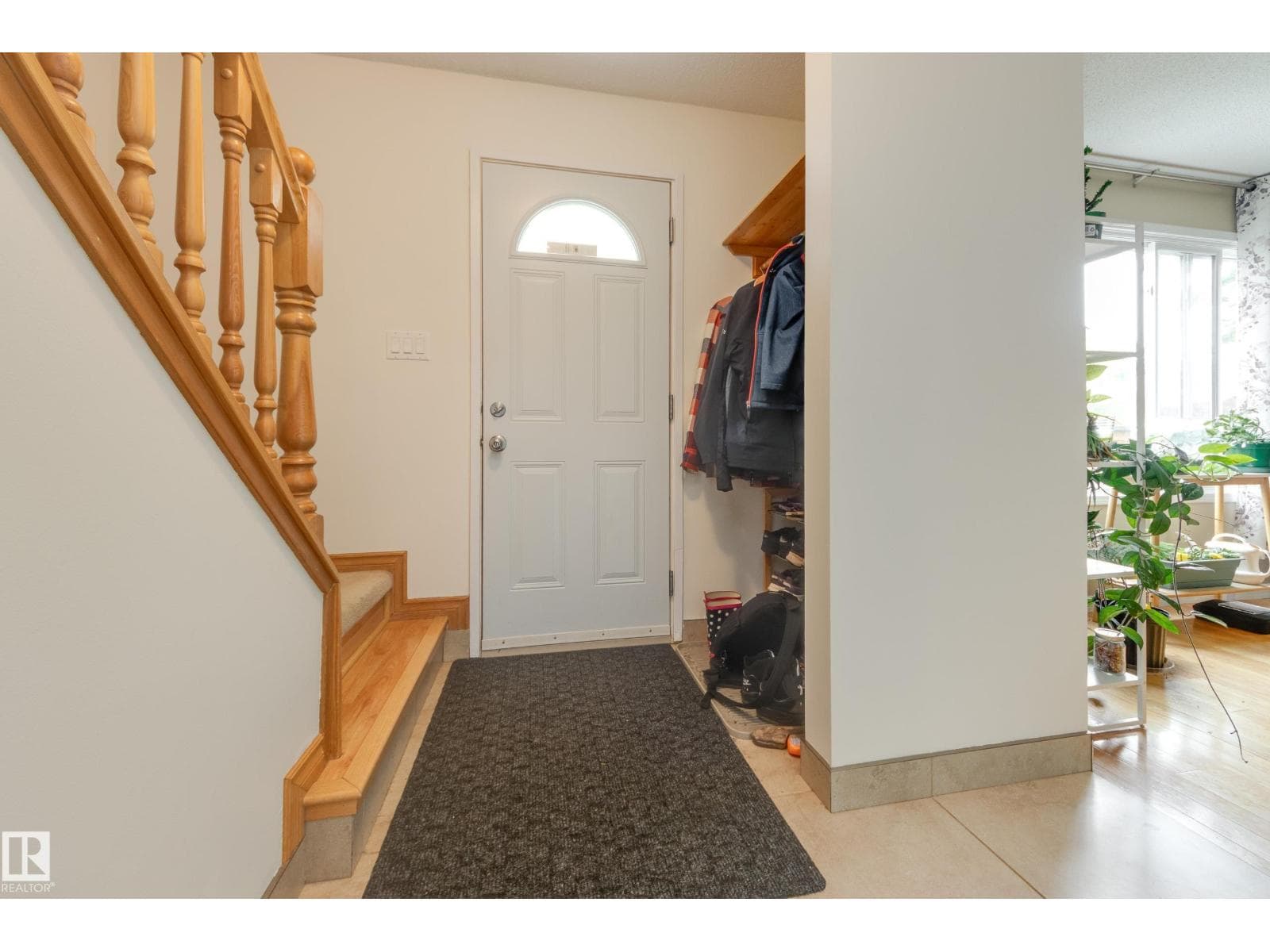 126 PRIMROSE GARDENS GD NW — photo 3