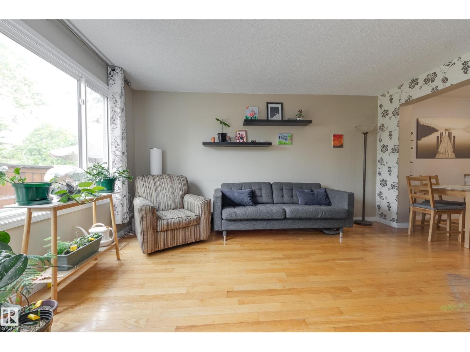 126 PRIMROSE GARDENS GD NW — photo 4