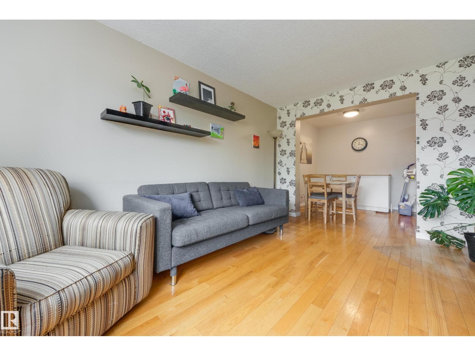 126 PRIMROSE GARDENS GD NW — photo 5
