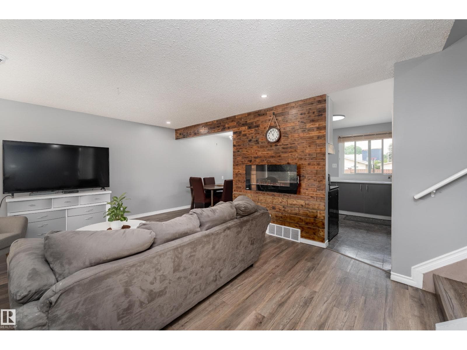 9012 MEADOWLARK RD NW — photo 5