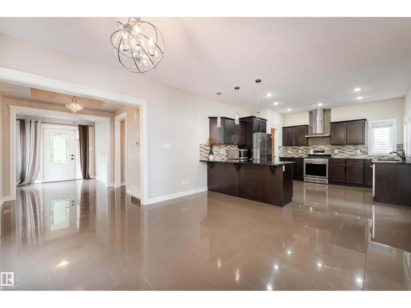 7916 18 AV SW — photo 4