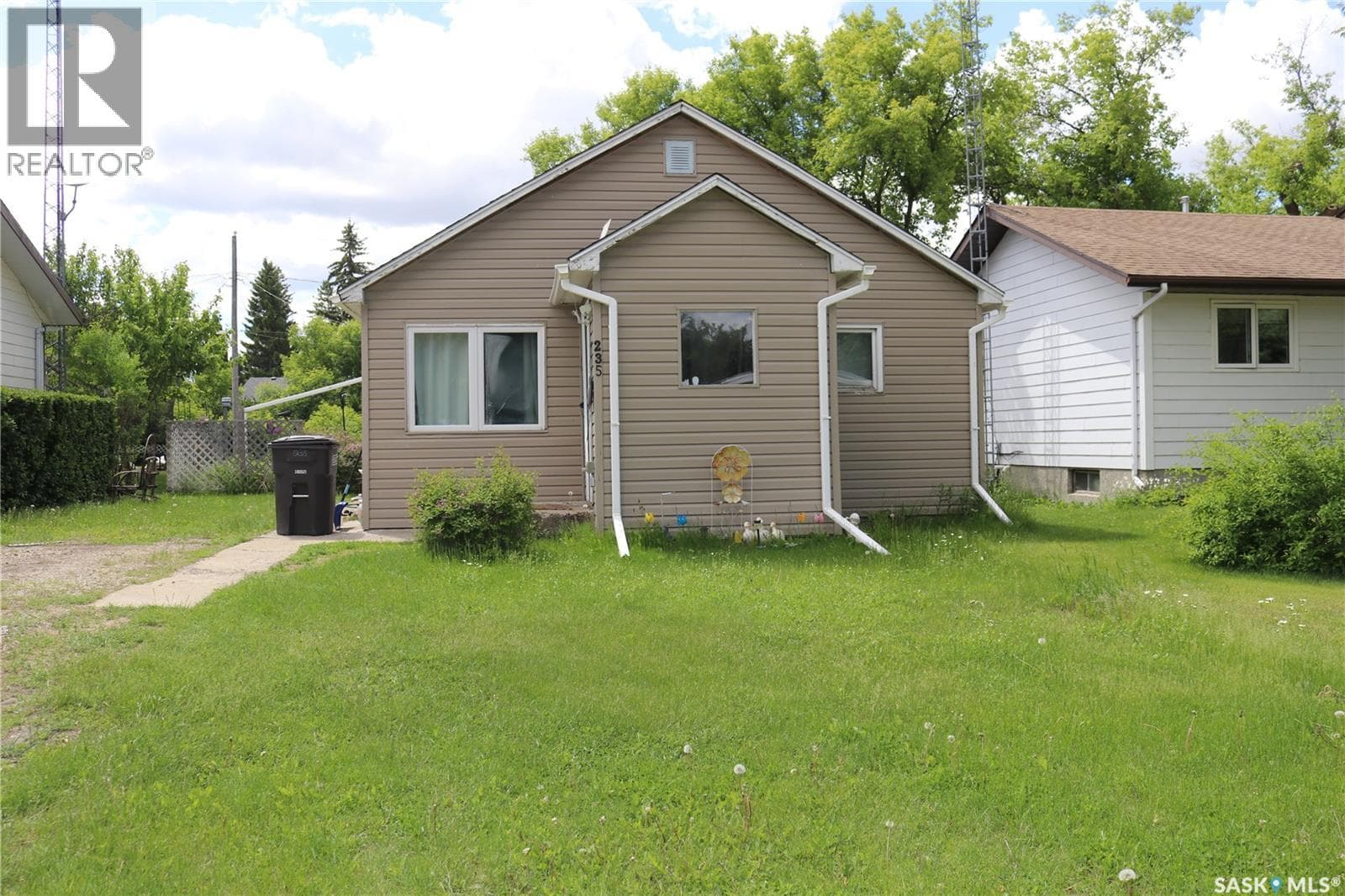 235 Gilbert STREET — photo 2