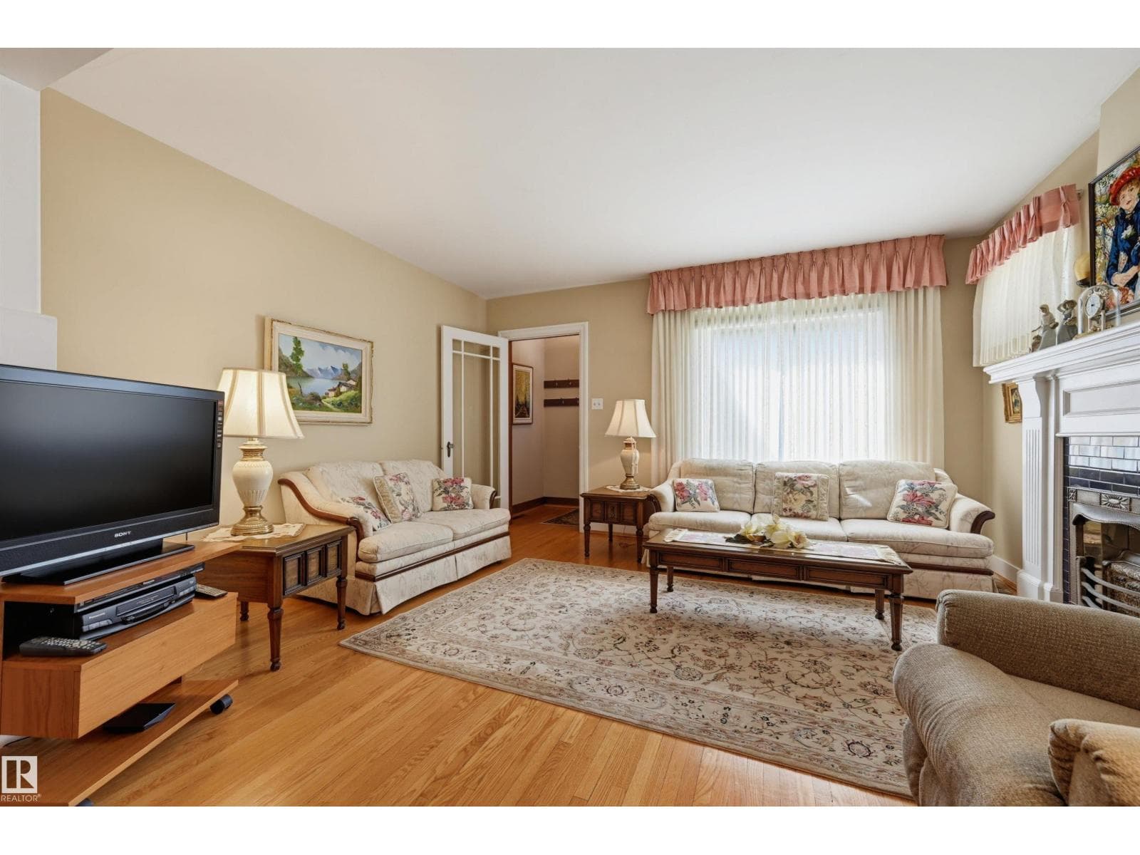 10932 88 AV NW — photo 5