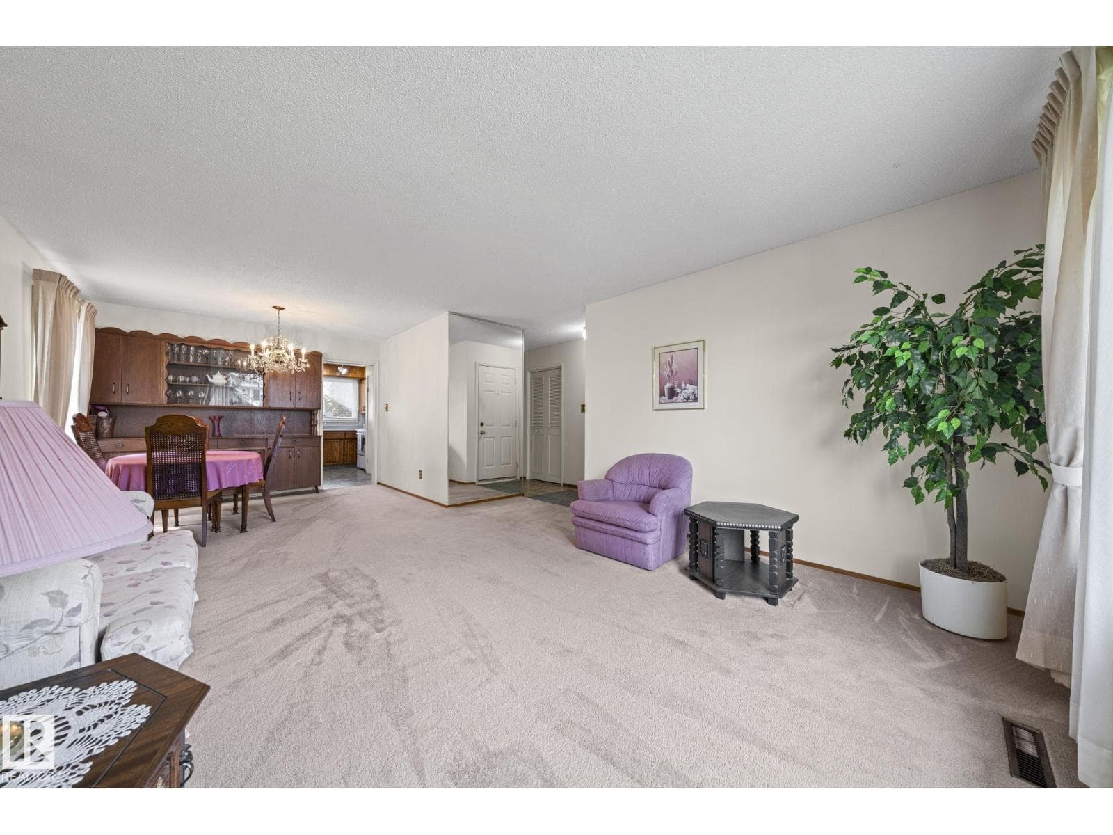 8323 142 AV NW — photo 4