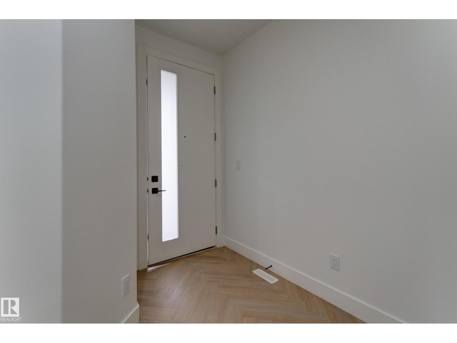 4727 17 AV SW — photo 3