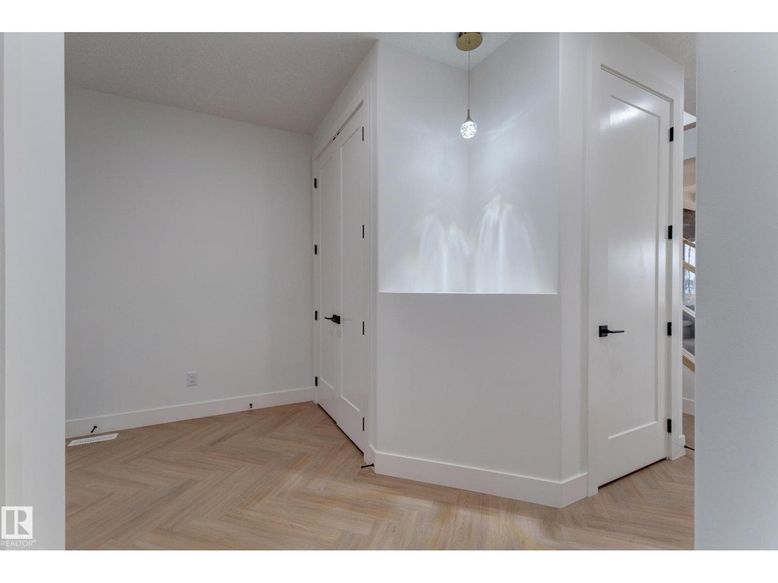 4727 17 AV SW — photo 5