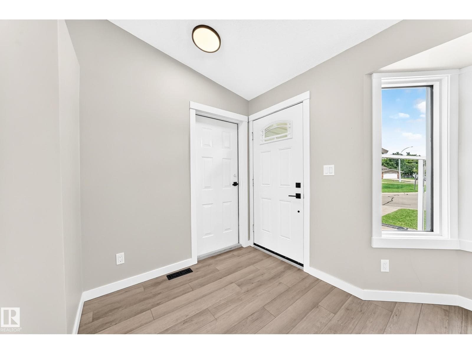 37 GLENWOOD CR — photo 3