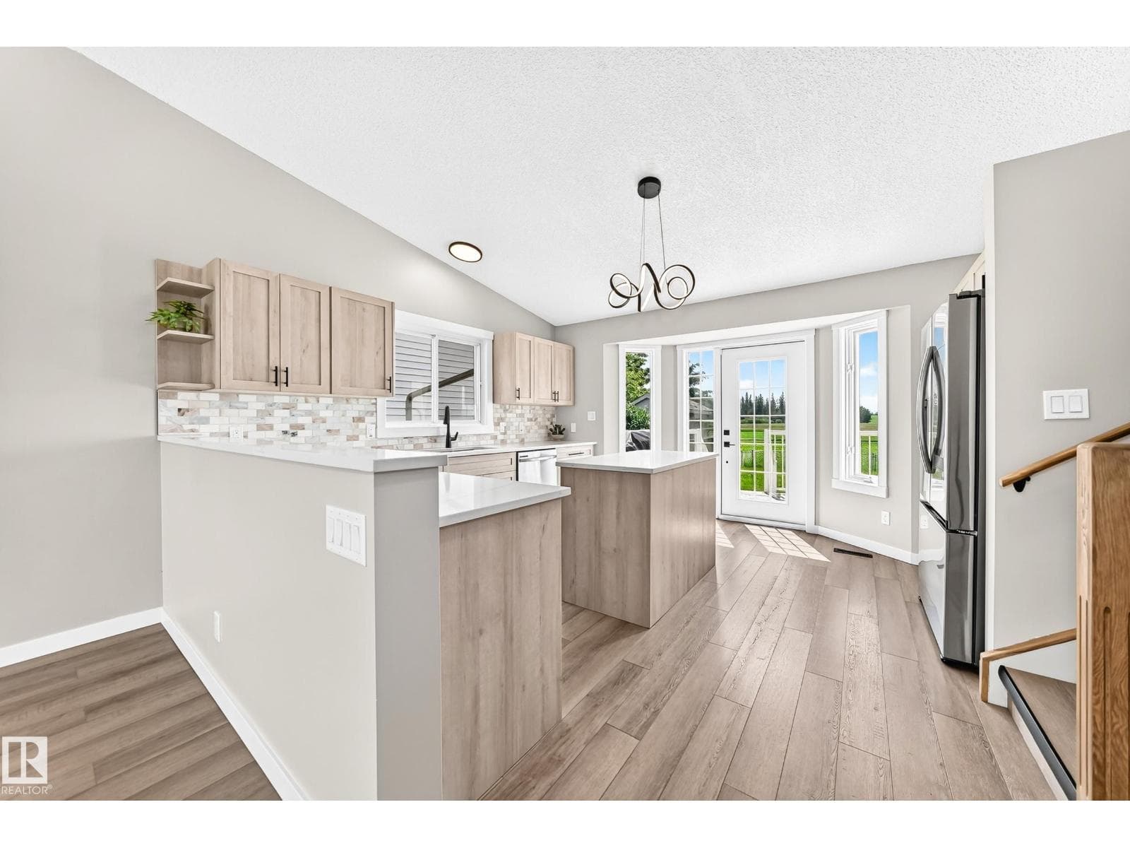 37 GLENWOOD CR — photo 4
