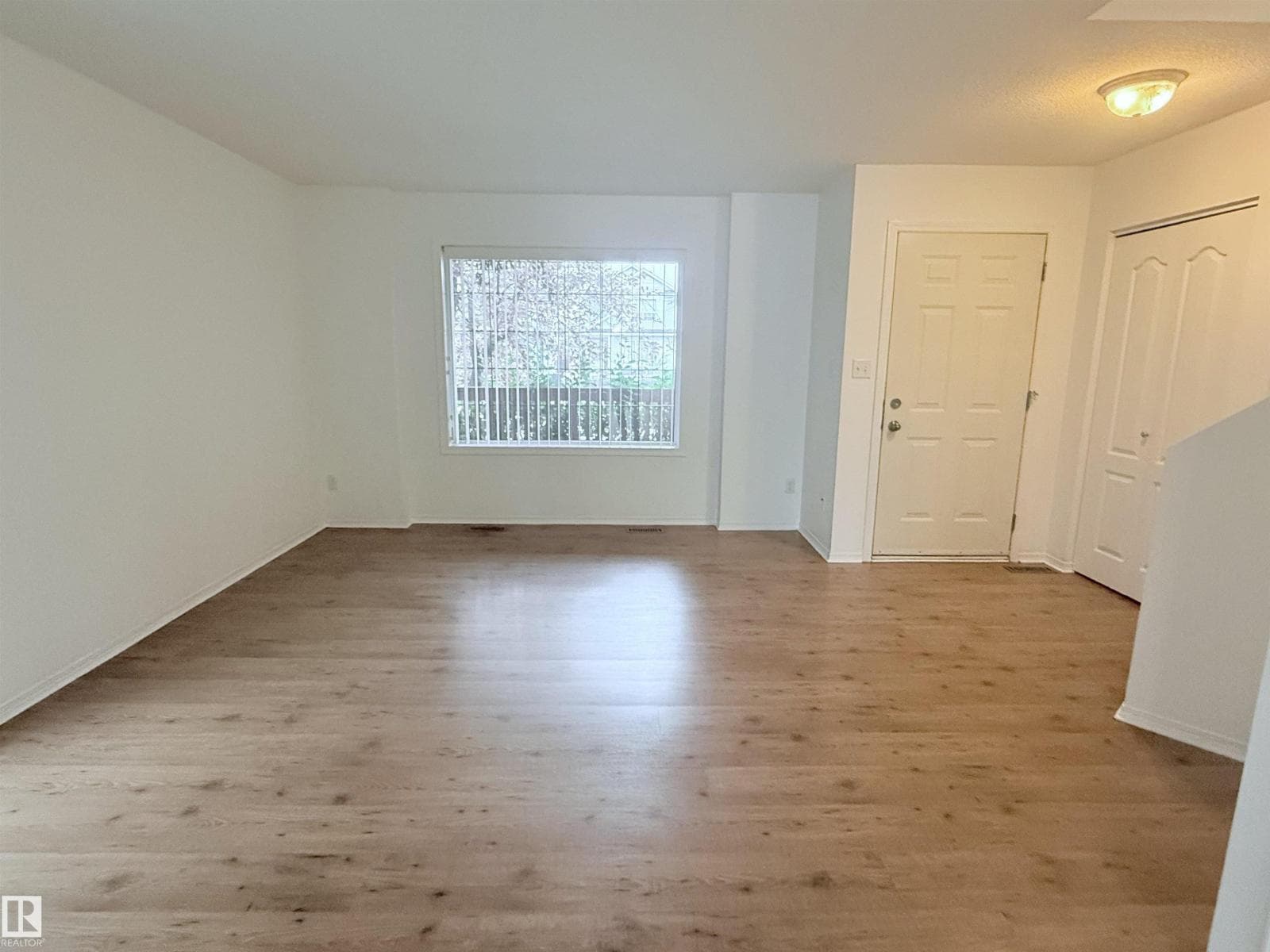 1920 37 AV NW — photo 2