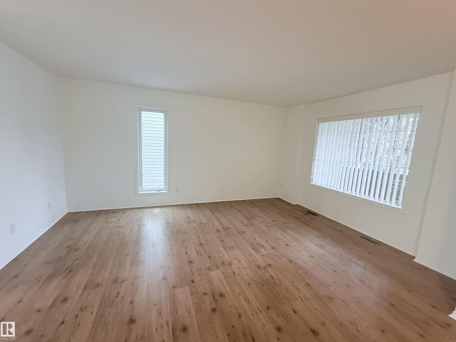 1920 37 AV NW — photo 4