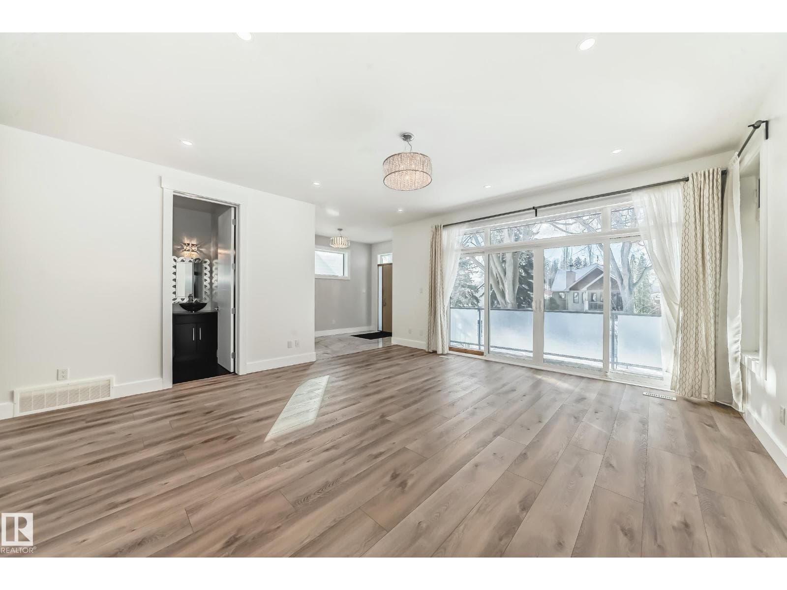 10506 68 AV NW — photo 4