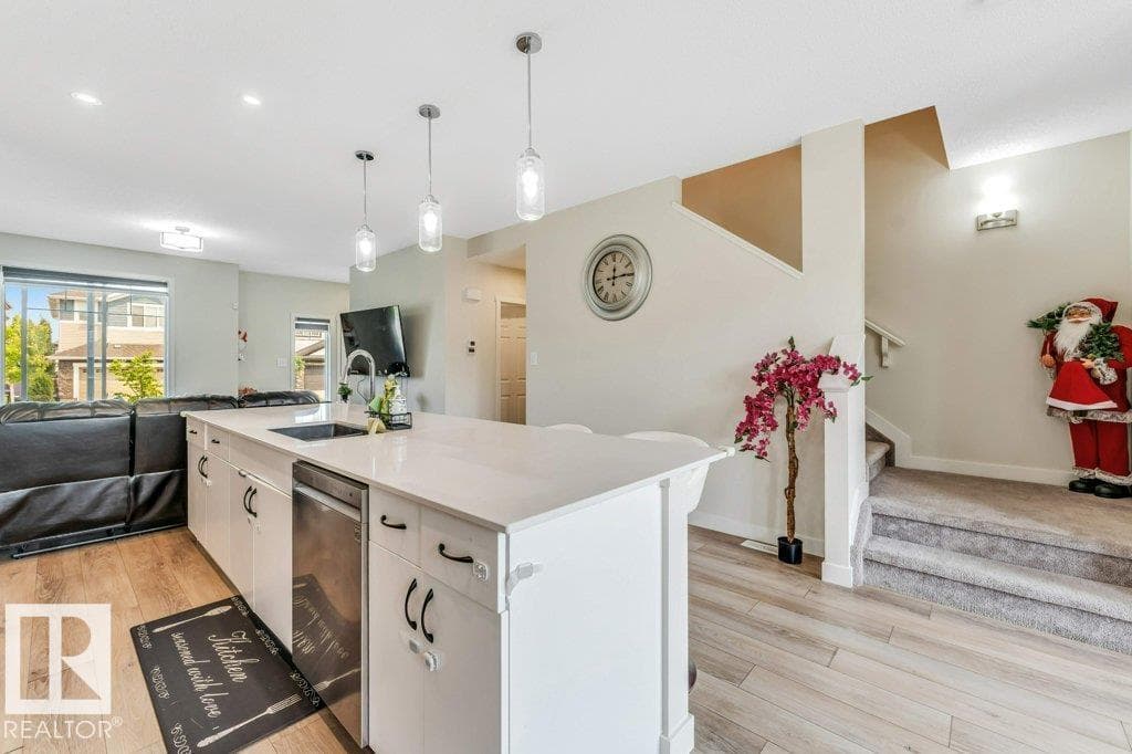 5315 22 AV SW — photo 5
